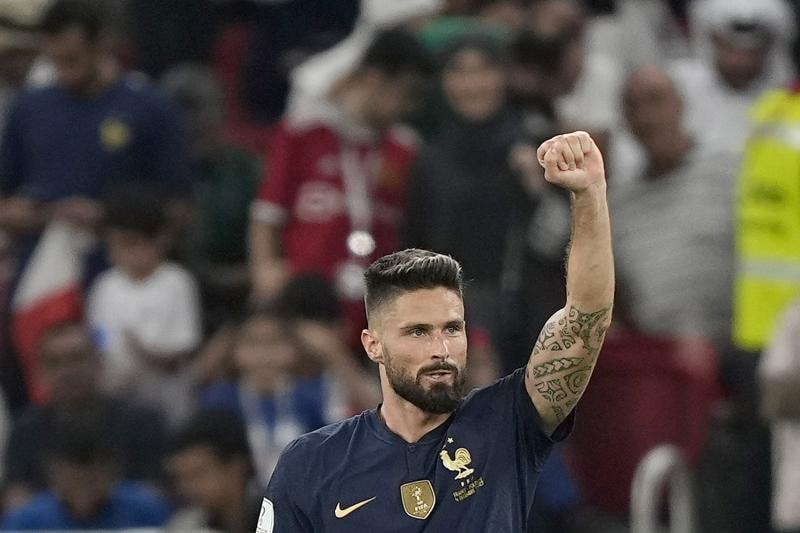 Olivier Giroud đánh bại kỷ lục ghi bàn của Thierry Henry với bàn thắng thứ 52