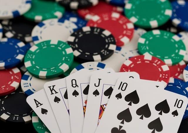 Trong Poker, cái nào lớn hơn, sảnh đồng chất hay tứ quý? - Gamebai88