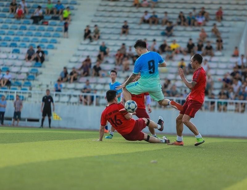 Kỹ thuật ném bóng trong bóng đá: Hướng dẫn chi tiết dành cho huấn luyện viên - Monaco Việt Nam