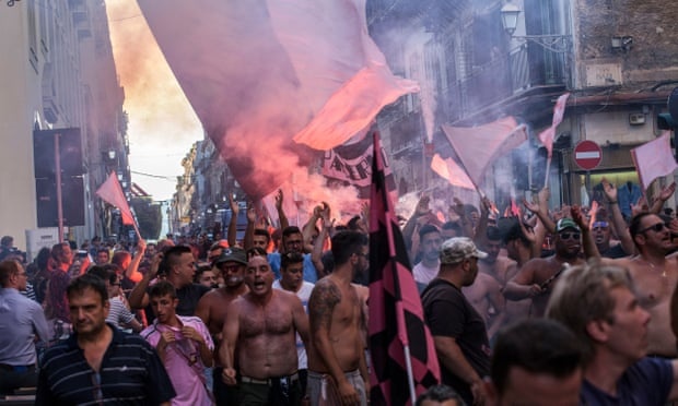 Góc khuất bạo lực của những fan bóng đá quá khích | Znews.vn