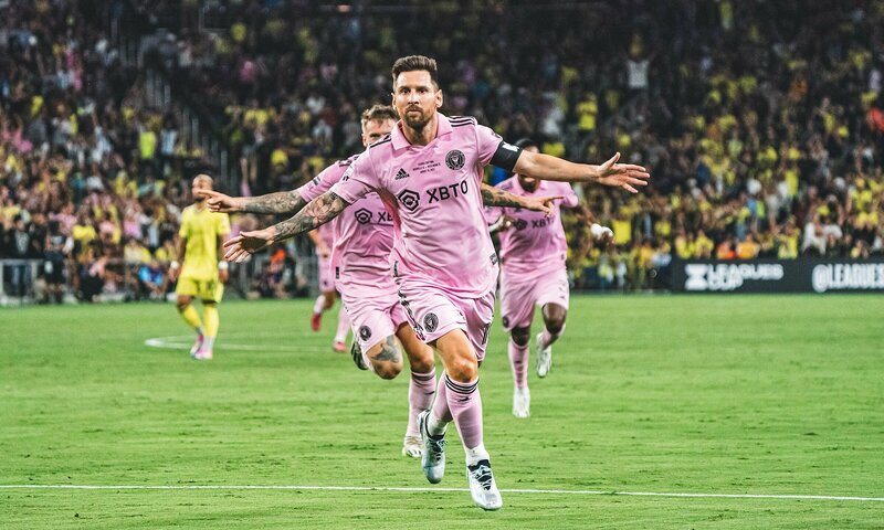 Tiền đạo bóng đá